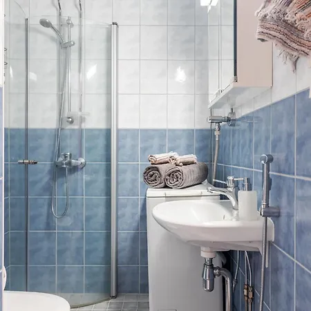 Compact With Balcony Next To Railway Station דירה להטי