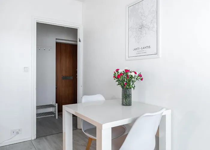 Lejlighed Compact With Balcony Next To Railway Station *